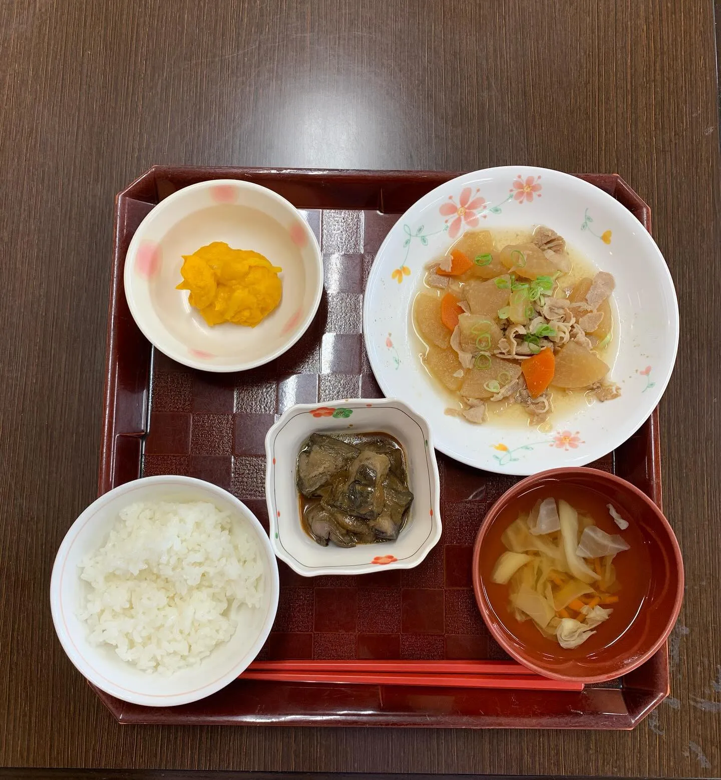 令和6年7月21日のお昼ご飯は、和風メニューで心温まるもので...